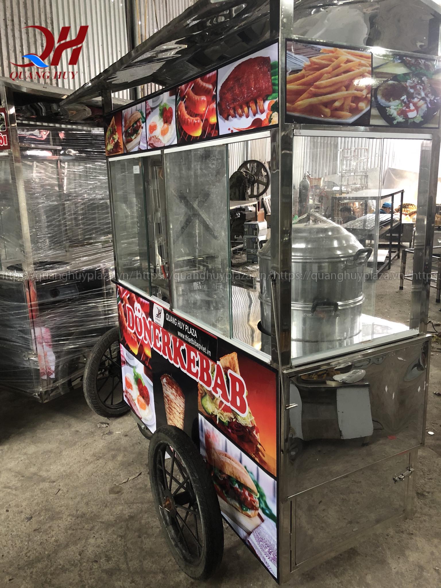 Được trang bị mặt kính chịu lực và bánh xe lớn di chuyển Được trang bị mặt kính chịu lực và bánh xe lớn di chuyển