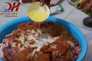 Trộn đều gia vị tẩm ướp Doner kebab với mẻ thịt, cho thêm mật ong dậy mùi
