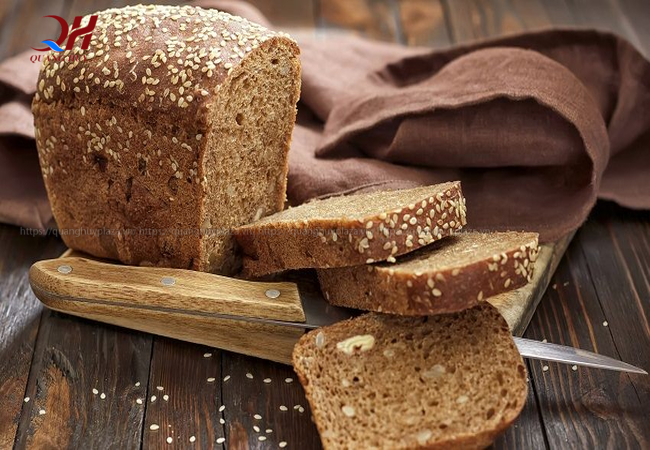 Bánh mì đen thường dày và đặc ruột hơn những loại bánh mì thông thường