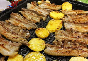 Ngoài để nướng bánh mì ra thì máy ép còn có thể sử dụng để nướng thịt