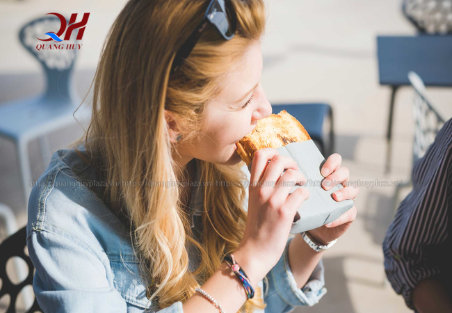 Mọi người thường chọn ăn bánh mì để tiết kiệm thời gian nhưng vẫn đủ chất Mọi người thường chọn ăn bánh mì để tiết kiệm thời gian nhưng vẫn đủ chất