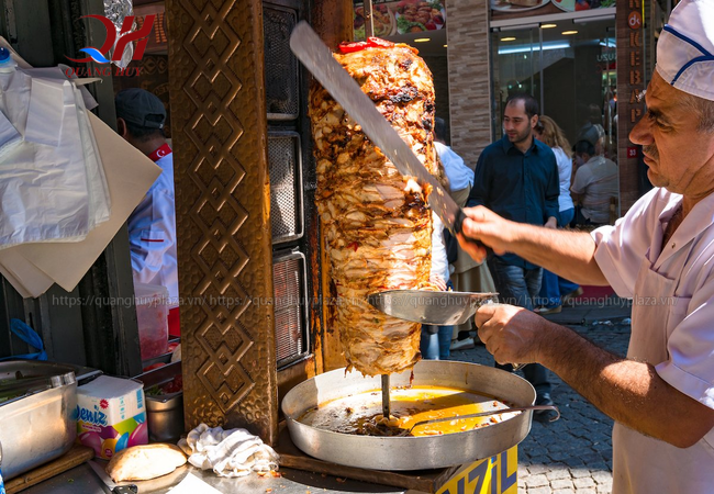 Cắt thịt doner kebab bằng tay sẽ lâu hơn mà miếng thịt lại không đẹp mắt