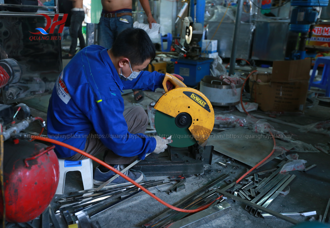 Những chiếc xe của Quang Huy luôn được làm bởi đội ngũ công nhân lành nghề Những chiếc xe của Quang Huy luôn được làm bởi đội ngũ công nhân lành nghề