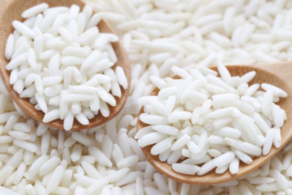 Chọn gạo nếp hạt tròn đều, mẩy và có màu trắng hơi trong
