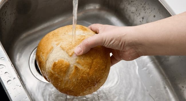 Dớp nước bánh mì trước khi nướng