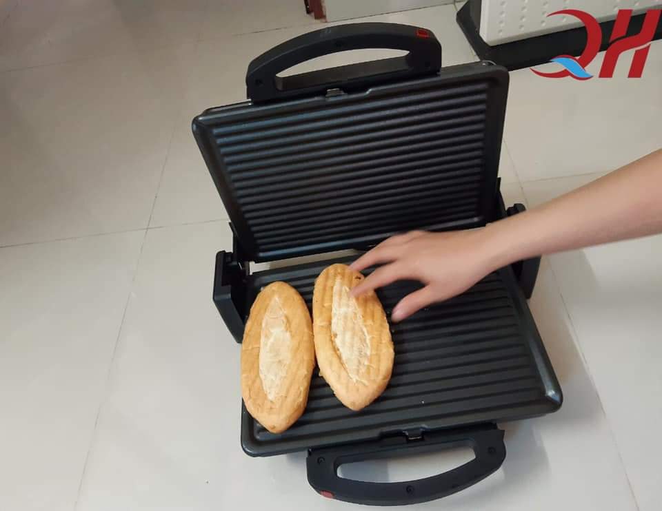 Máy kẹp bánh mì Tiross giúp chiếc bánh nóng giòn thơm ngon hơn