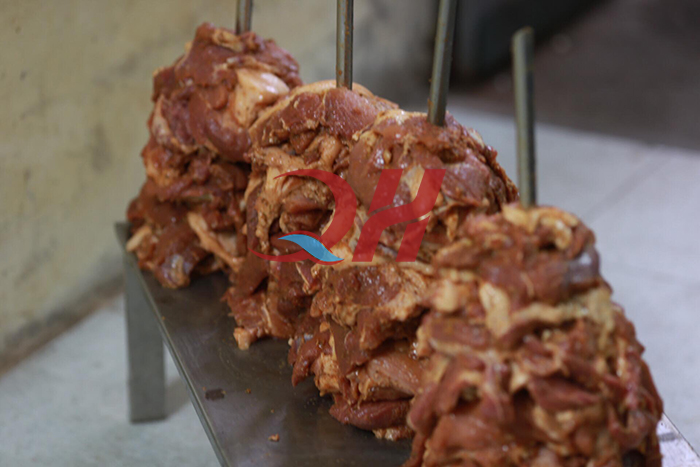 Xiên thịt nướng vào que xiên, gia vị ướp thịt doner kebab, cách ướp thịt doner kebab, cách làm thịt nướng bánh mì doner kebab, công thức tẩm ướp thịt doner kebab