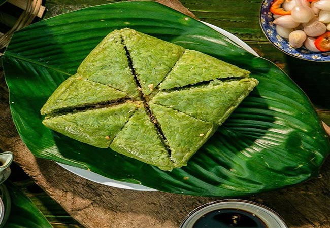 Bánh chưng xanh được gói từ những chiếc lá dong truyển chọn Bánh chưng xanh tượng trưng cho tự báo hiểu đấu với tổ tiên