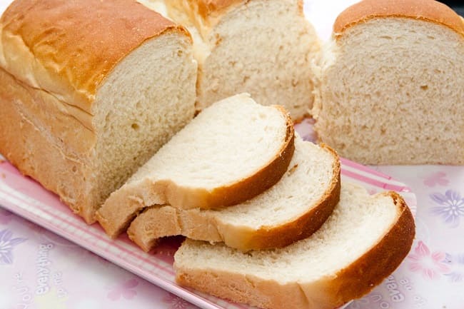 Cắt bánh mì sandwich thành những lát nhỏ dày 2cm