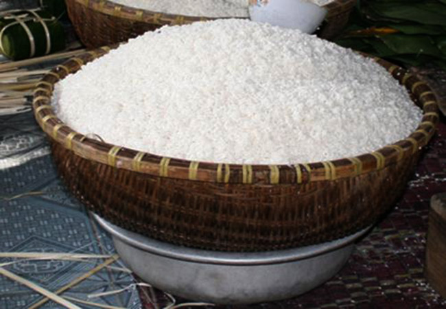 Ngâm gạo nếp qua đêm từ 6 đến 8 tiếng sau đó để gạo ráo nước