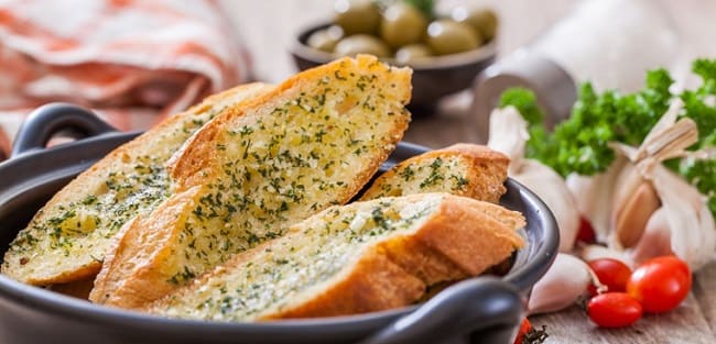 Bánh mì bơ tỏi là một trong những món ăn ngon dễ thực hiện tại nhà
