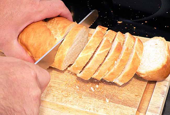 Cắt bánh mì thành các khoanh nhỏ