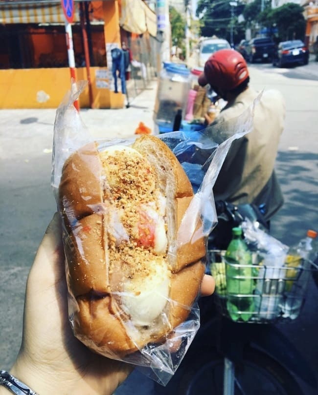Quán bánh mì kẹp kem ngon nức tiếng tại Sài Gòn