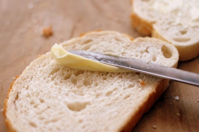 Quét bơ lên bánh mì