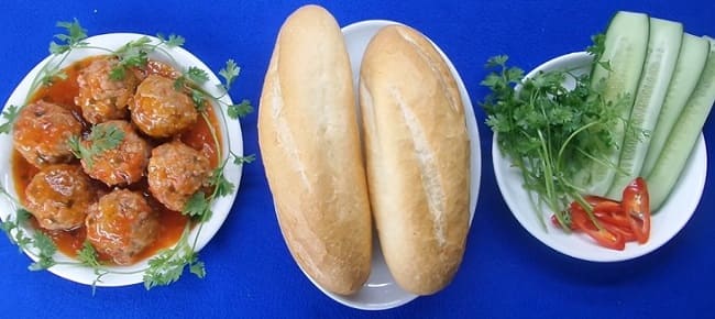 Món bánh mì xíu mại- đặc sản Đà Lạt