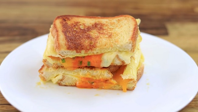 Món bánh mì sandwich kẹp trứng nướng