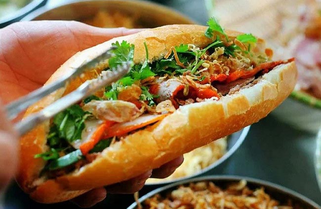 Bánh mì Việt Nam ngon với nước sốt đậm đà