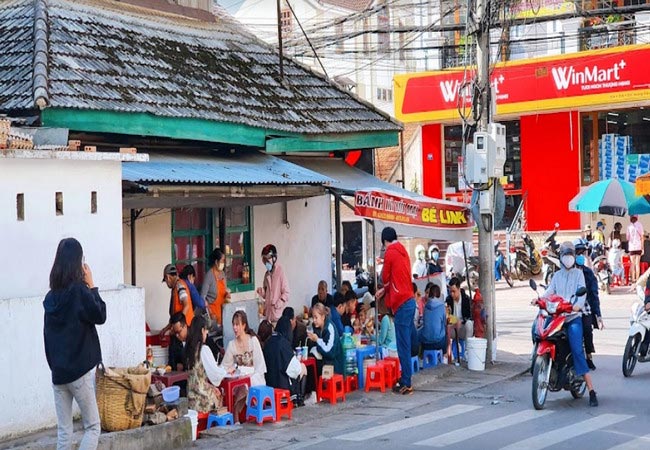 Khách đông từ trong ra ngoài Khách đông từ trong ra ngoài