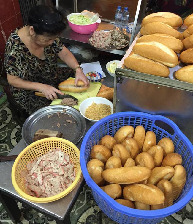 Bánh mì phố Huế lâu đời tại Hà Nội 