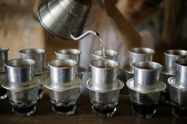 Cách bạn châm nước cũng sẽ ảnh hưởng đến hương vị của cà phê thành phẩm.