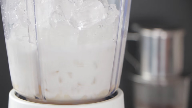 Xay hỗn hợp nước cốt dừa gồm các thành phần: sữa đặc, nước cốt dừa và đá bào