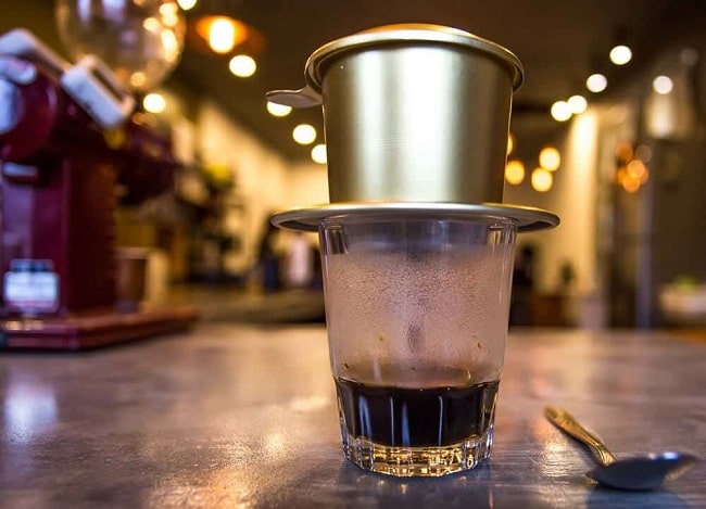 Đợi 10 - 15 phút cho cà phê nhỏ giọt xuống ly đến khi cạn phin