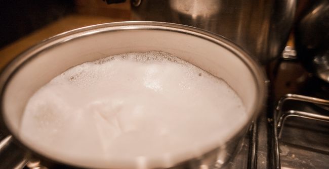 Nấu hỗn hợp sữa trong bạc xỉu