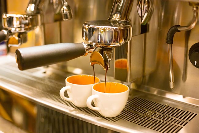 Máy pha cà phê được sử dụng phổ biến tại các hộ gia đình, nhà hàng, văn phòng, công sở làm việc,…