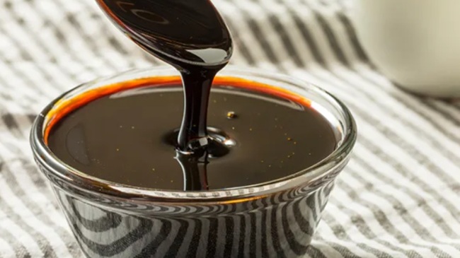 Nước đường đen là nguyên liệu quan trọng tạo nên hương vị đặc trưng cho món sữa tươi trân châu đường đen