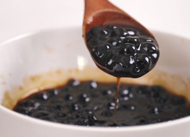 แช่ไข่มุกในน้ำน้ำตาลทรายดำเพื่อเพิ่มรสชาติ