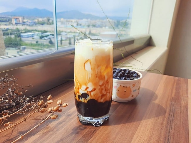 Uống một ly sữa tươi trân châu mát lạnh giúp bạn tỉnh táo và xua tan mệt mỏi