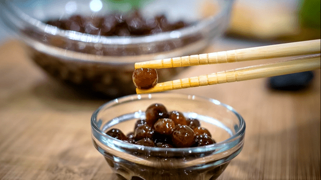 Trộn trân châu với đường và mật ong để tăng độ ngọt và độ dai ngon