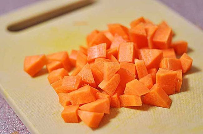 Cà rốt được cắt nhỏ thuận lợi để làm nước ép
