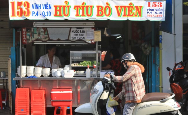 Bán hủ tiếu bằng xe đẩy