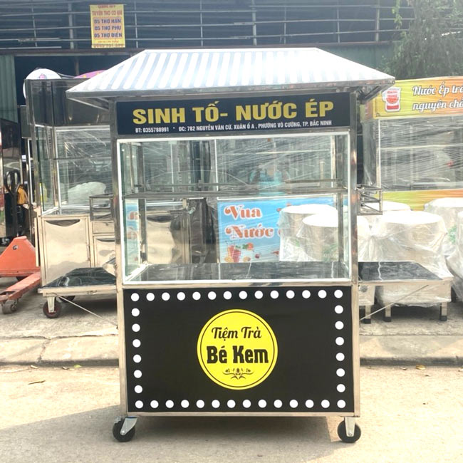 xe đẩy bán sinh tố nước ép màu đen