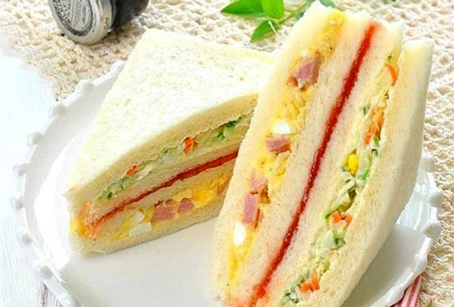 bánh mì sandwich kẹp trứng xúc xích