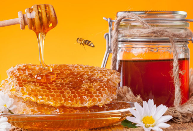 giảm vị đắng của trà sữa bằng mật ong
