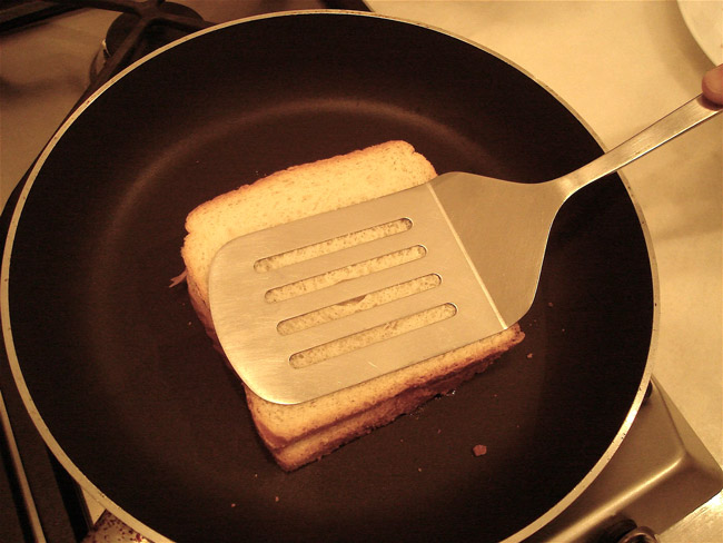 làm nóng giòn bánh mì bằng chảo