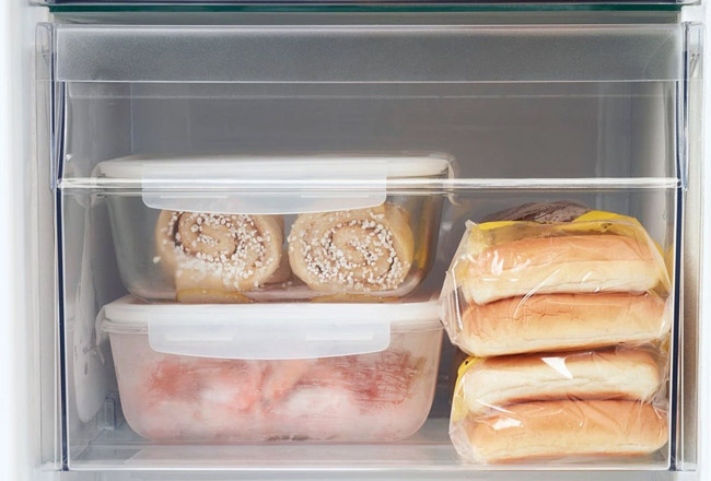 ngăn đông tủ lạnh đựng bánh mì