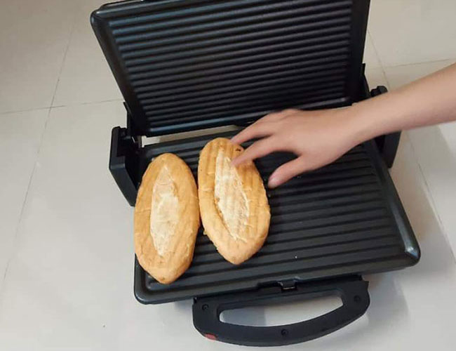nướng lại bánh mì bằng máy ép